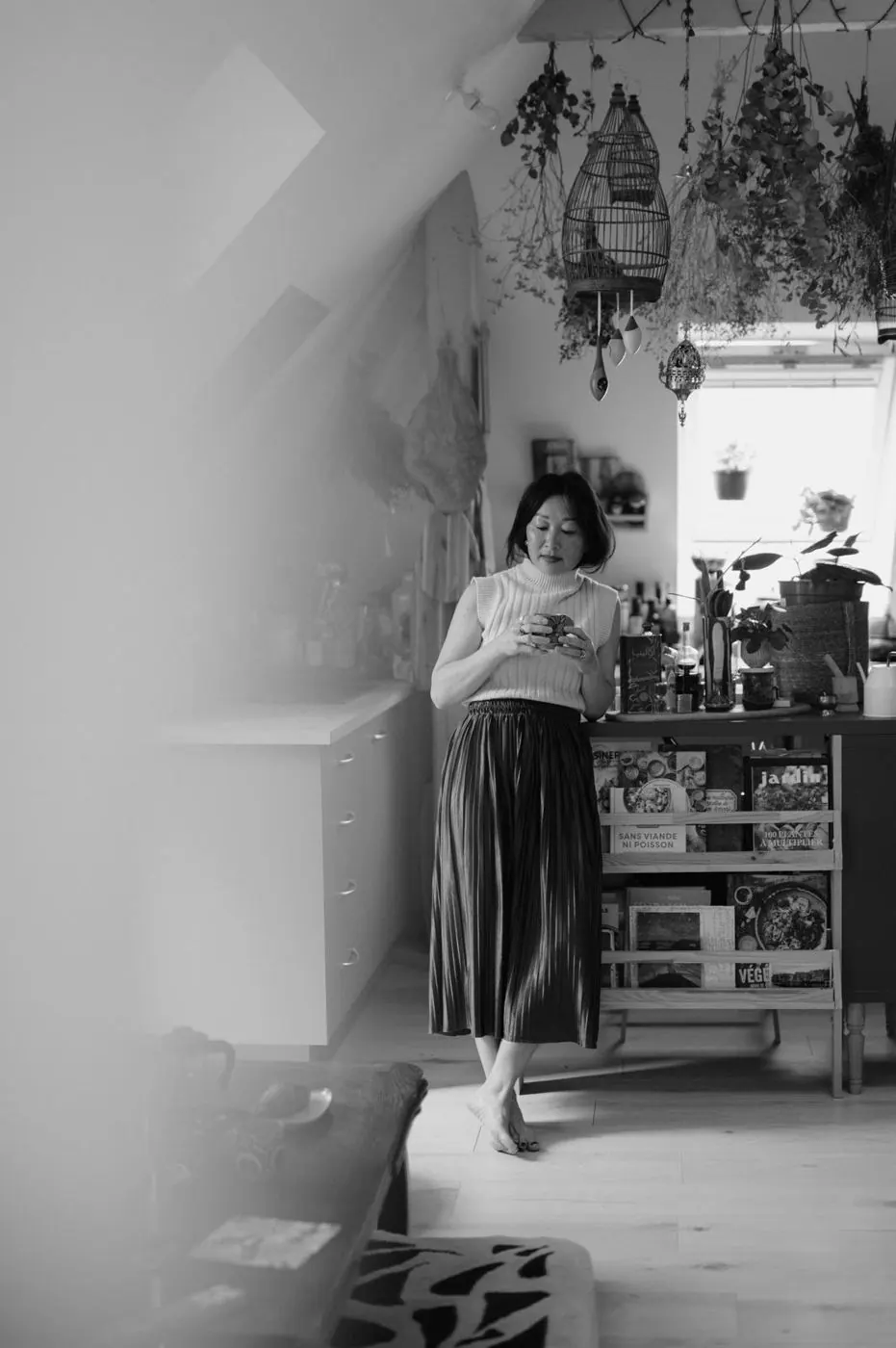 Maïli à la fenêtre de son salon